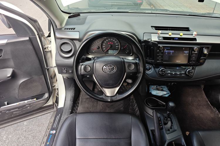 Used Toyota RAV4 2019 2.0L CVT Two-Wheel Drive Luxury Version China VI Standard Steering Wheel