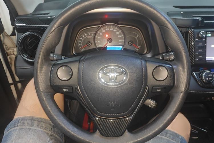 Used Toyota RAV4 2019 2.0L CVT Two-Wheel Drive Luxury Version China VI Standard Steering Wheel