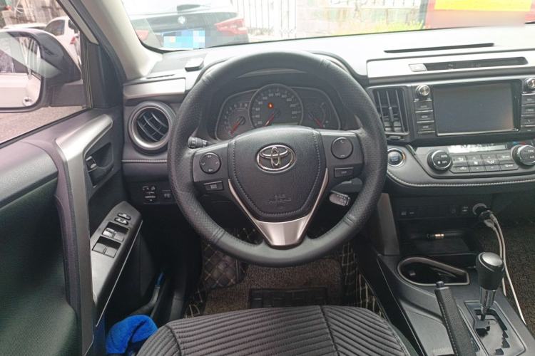 Used Toyota RAV4 2019 2.0L CVT Two-Wheel Drive Luxury Version China VI Standard Steering Wheel