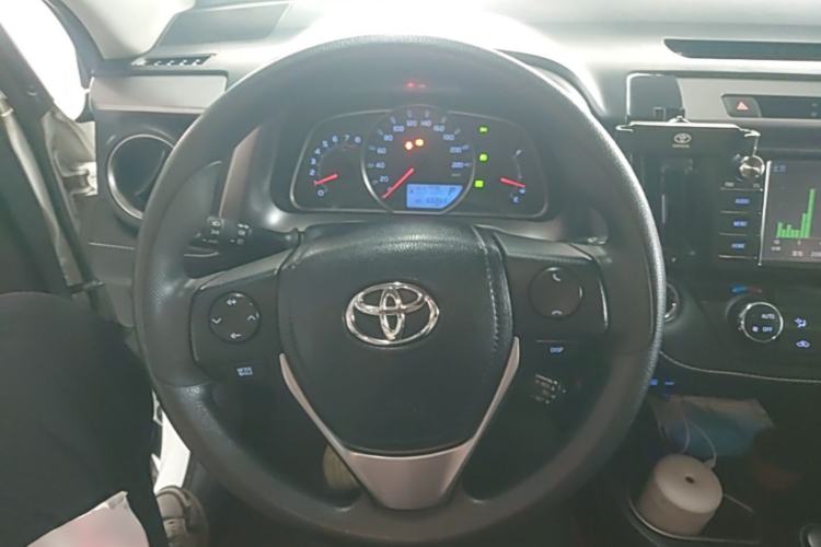 Used Toyota RAV4 2019 2.0L CVT Two-Wheel Drive Luxury Version China VI Standard Steering Wheel
