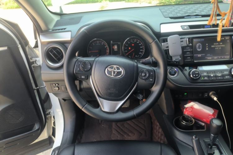 Used Toyota RAV4 2019 2.0L CVT Two-Wheel Drive Fashion X Limited Edition China VI Standard Steering Wheel