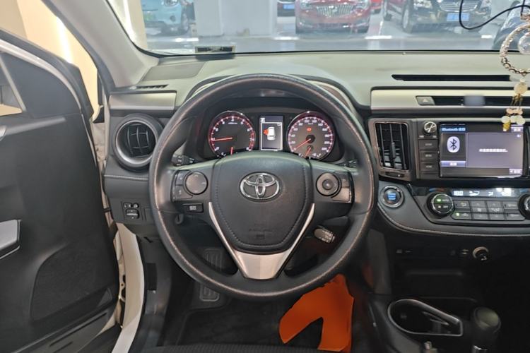 Used Toyota RAV4 2019 2.0L CVT Two-Wheel Drive Fashion X Limited Edition China VI Standard Steering Wheel