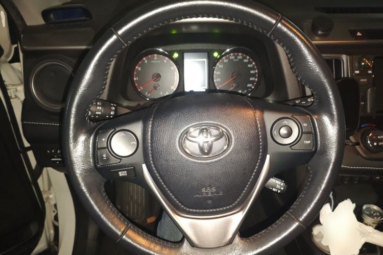 Used Toyota RAV4 2019 2.0L CVT Two-Wheel Drive ZhiShang Version China VI Standard Steering Wheel