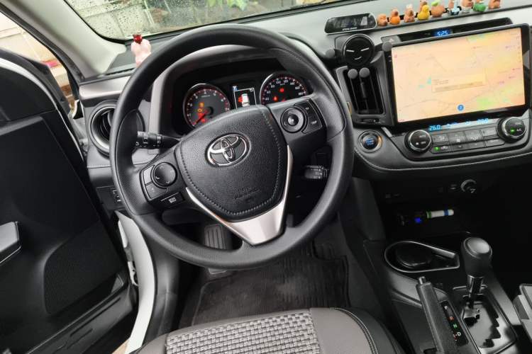 Used Toyota RAV4 2019 2.0L CVT Two-Wheel Drive Fashion X Limited Edition China V Standard Steering Wheel