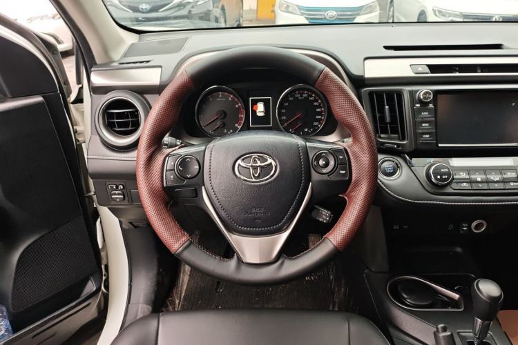 Used Toyota RAV4 2019 2.0L CVT Two-Wheel Drive Fashion X Limited Edition China VI Standard Steering Wheel