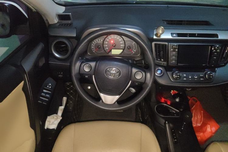Used Toyota RAV4 2019 2.0L CVT Two-Wheel Drive Luxury Version China VI Standard Steering Wheel