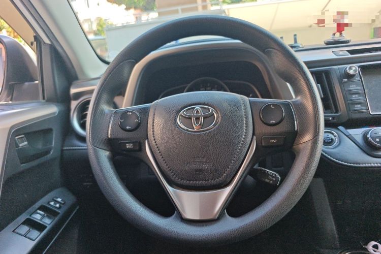 Used Toyota RAV4 2019 2.0L CVT Two-Wheel Drive Luxury Version China VI Standard Steering Wheel