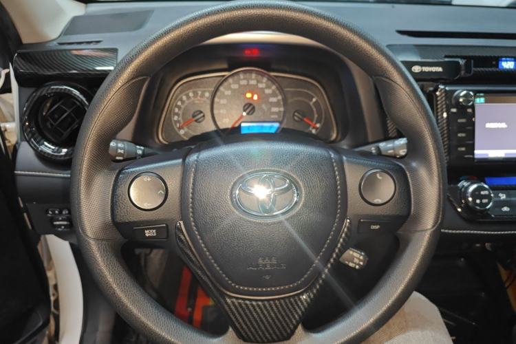 Used Toyota RAV4 2019 2.0L CVT Two-Wheel Drive Luxury Version China VI Standard Steering Wheel