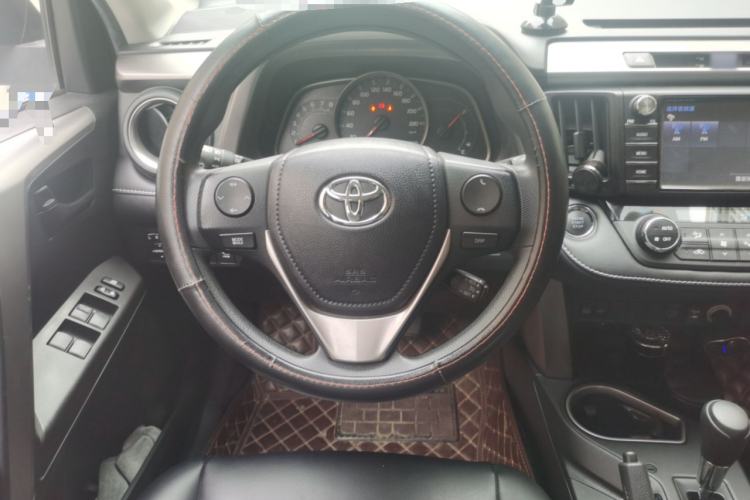 Used Toyota RAV4 2019 2.0L CVT Two-Wheel Drive Luxury Version China VI Standard Steering Wheel