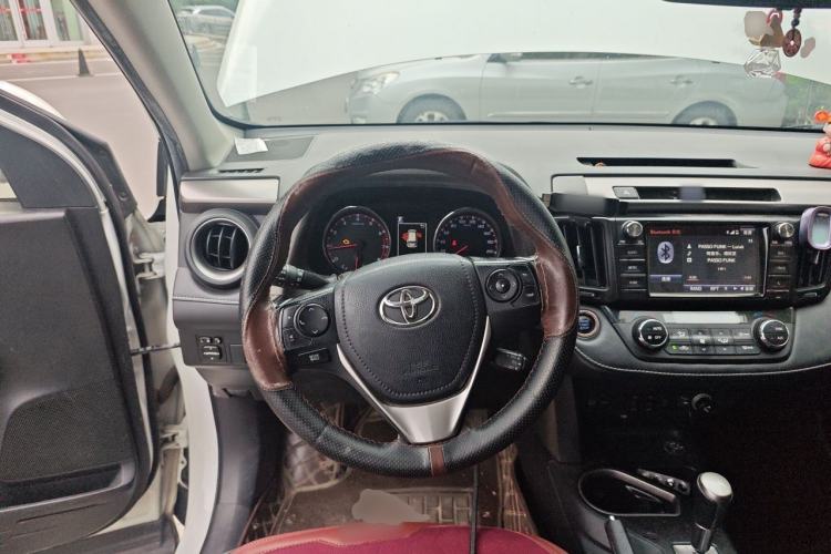 Used Toyota RAV4 2019 2.0L CVT Two-Wheel Drive ZhiShang Version China VI Standard Steering Wheel