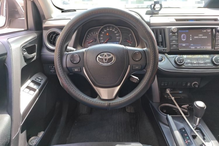 Used Toyota RAV4 2019 2.0L CVT Two-Wheel Drive Luxury Version China VI Standard Steering Wheel