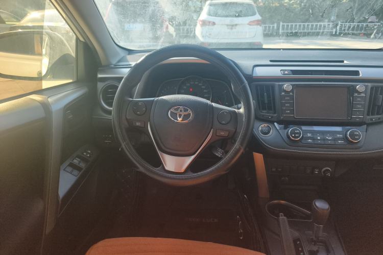Used Toyota RAV4 2019 2.0L CVT Two-Wheel Drive Luxury Version China VI Standard Steering Wheel