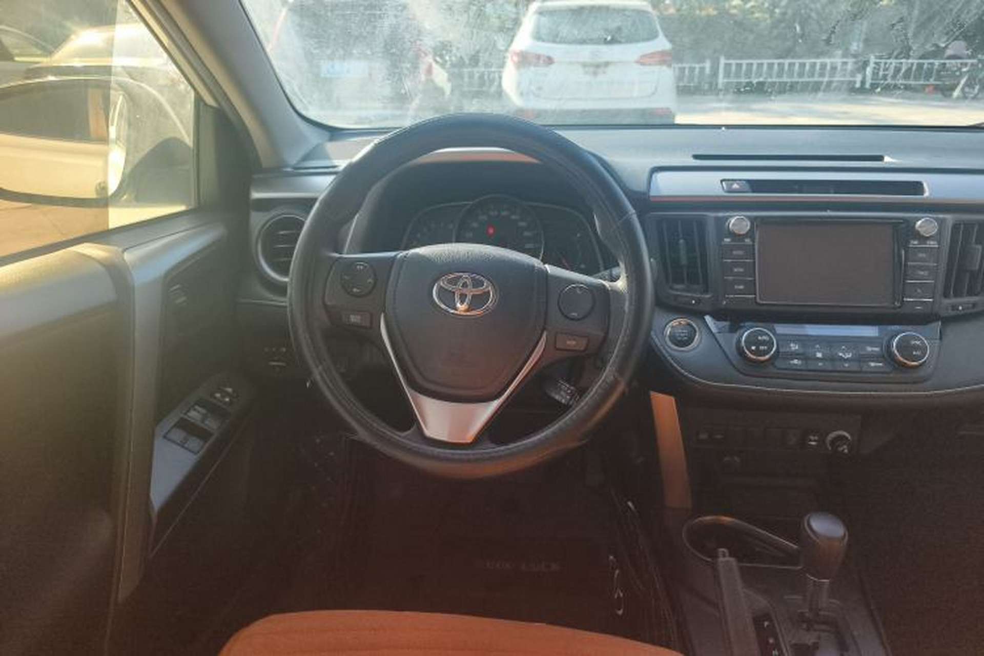 Used Toyota RAV4 2019 2.0L CVT Two-Wheel Drive Luxury Version China VI Standard Steering Wheel