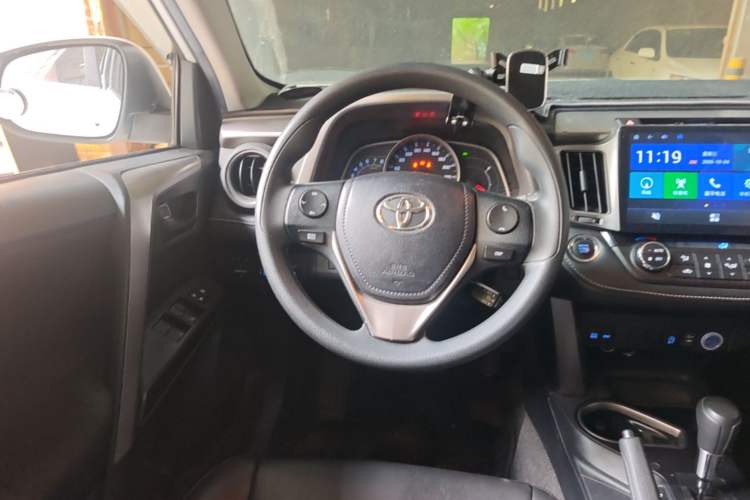Used Toyota RAV4 2019 2.0L CVT Two-Wheel Drive Luxury Version China VI Standard Steering Wheel