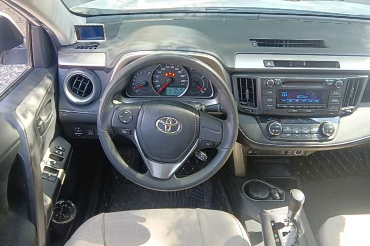 Used Toyota RAV4 2019 2.0L CVT Two-Wheel Drive Pioneer Edition China VI Standard Steering Wheel