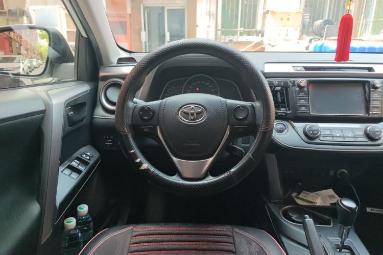 Used Toyota RAV4 2019 2.0L CVT Two-Wheel Drive Luxury Version China VI Standard Steering Wheel