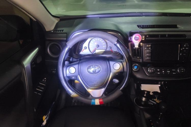 Used Toyota RAV4 2019 2.0L CVT Two-Wheel Drive Luxury Version China VI Standard Steering Wheel