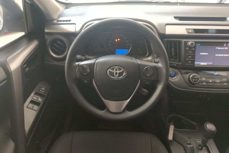 Used Toyota RAV4 2019 2.0L CVT Two-Wheel Drive Luxury Version China VI Standard Steering Wheel