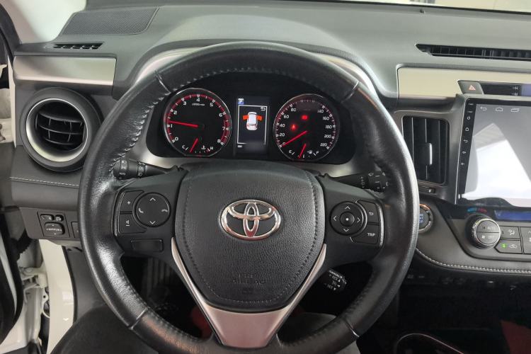 Used Toyota RAV4 2019 2.0L CVT Two-Wheel Drive ZhiShang Version China VI Standard Steering Wheel