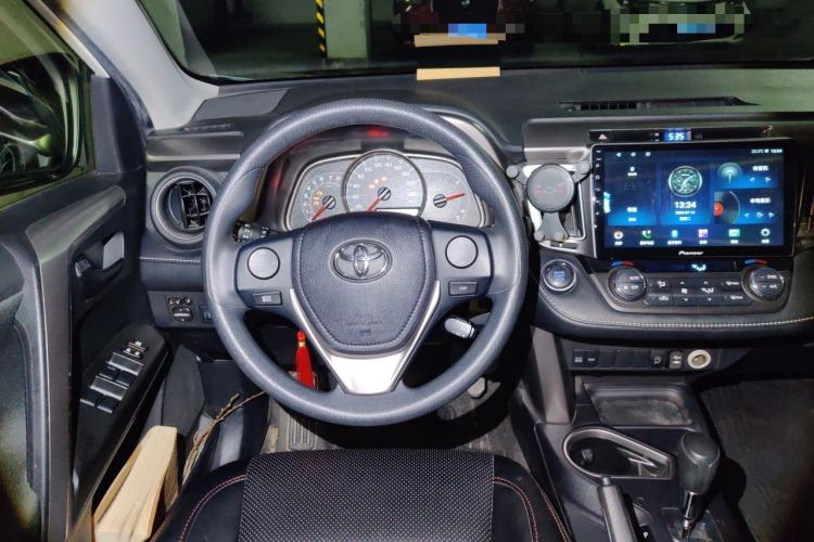 Used Toyota RAV4 2019 2.0L CVT Two-Wheel Drive Luxury Version China VI Standard Steering Wheel
