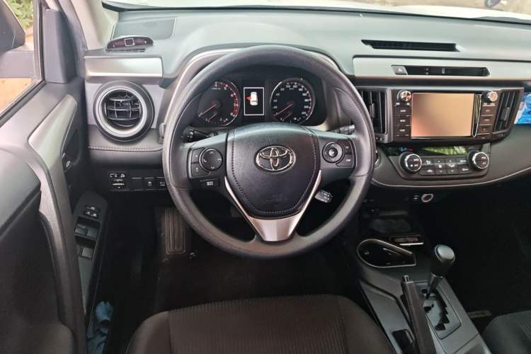 Used Toyota RAV4 2019 2.0L CVT Two-Wheel Drive Fashion X Limited Edition China VI Standard Steering Wheel