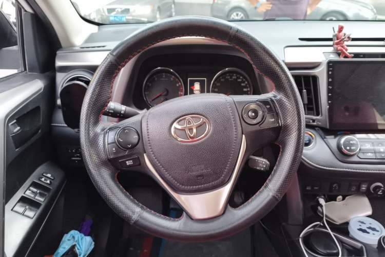 Used Toyota RAV4 2019 2.0L CVT Two-Wheel Drive Fashion X Limited Edition China VI Standard Steering Wheel