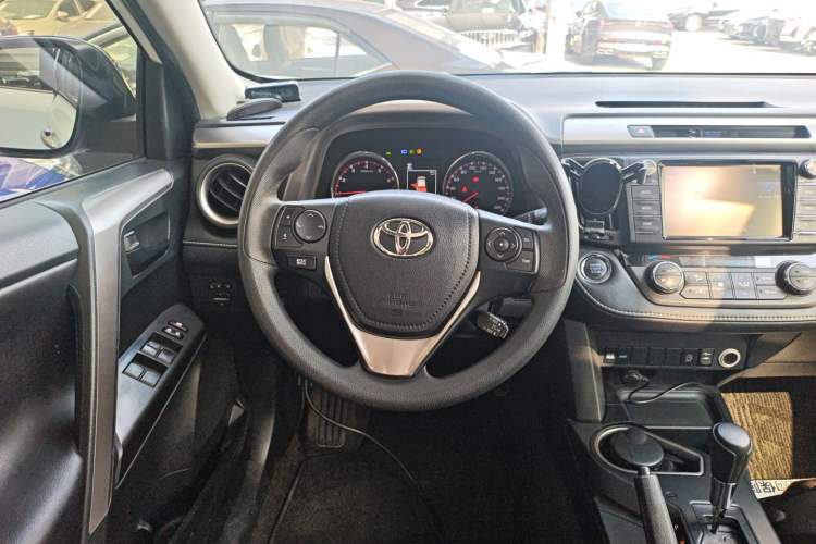 Used Toyota RAV4 2019 2.0L CVT Two-Wheel Drive Fashion X Limited Edition China VI Standard Steering Wheel