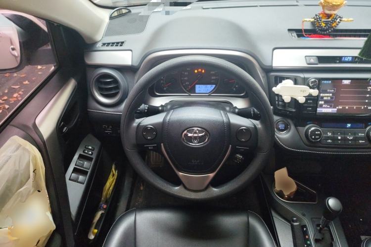 Used Toyota RAV4 2019 2.0L CVT Two-Wheel Drive Luxury Version China VI Standard Steering Wheel