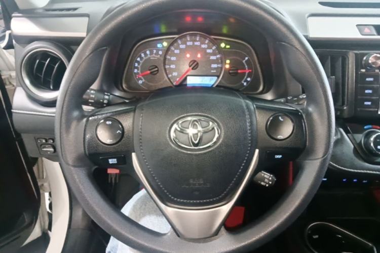 Used Toyota RAV4 2019 2.0L CVT Two-Wheel Drive Luxury Version China VI Standard Steering Wheel