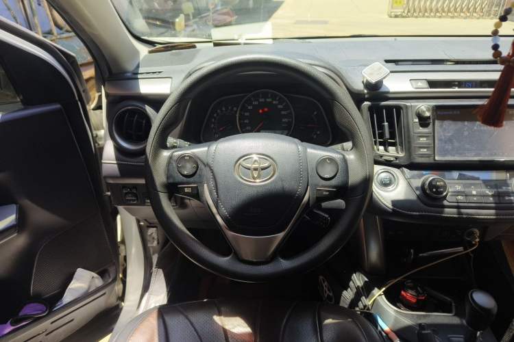 Used Toyota RAV4 2019 2.0L CVT Two-Wheel Drive Luxury Version China VI Standard Steering Wheel