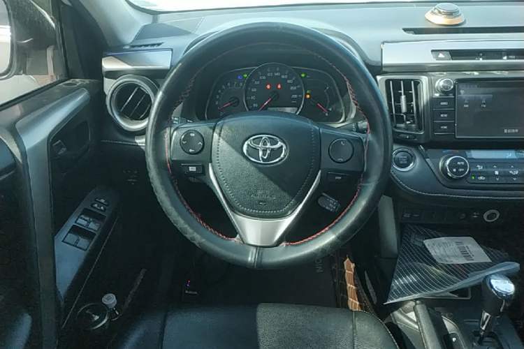 Used Toyota RAV4 2019 2.0L CVT Two-Wheel Drive Luxury Version China VI Standard Steering Wheel