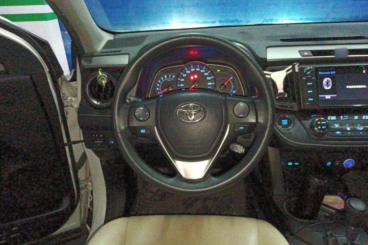 Used Toyota RAV4 2019 2.0L CVT Two-Wheel Drive Luxury Version China VI Standard Steering Wheel
