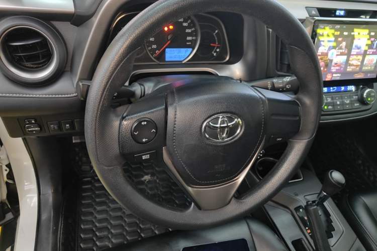 Used Toyota RAV4 2019 2.0L CVT Two-Wheel Drive Pioneer Edition China VI Standard Steering Wheel