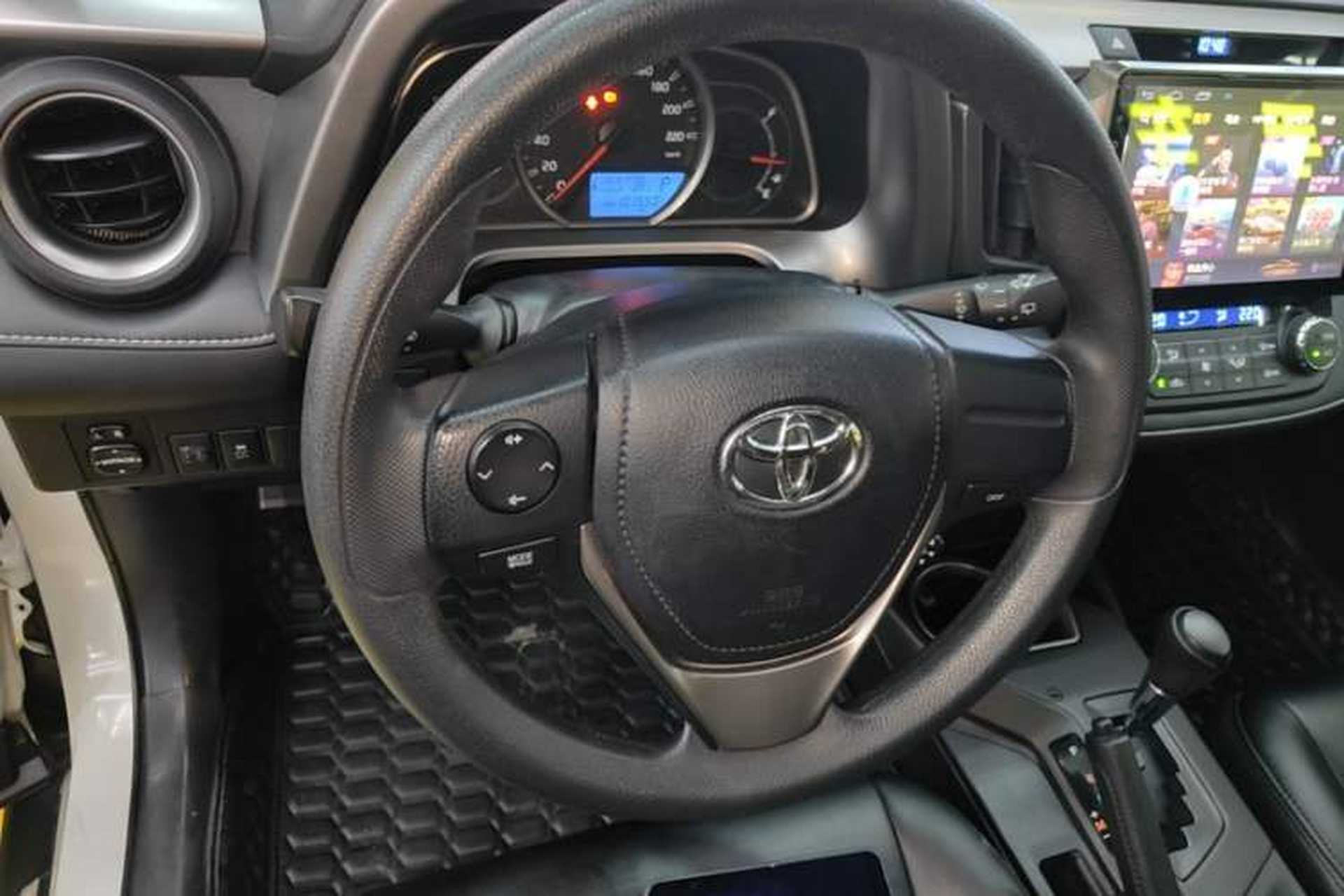 Used Toyota RAV4 2019 2.0L CVT Two-Wheel Drive Pioneer Edition China VI Standard Steering Wheel