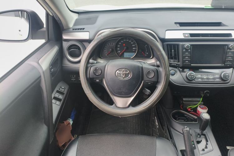 Used Toyota RAV4 2019 2.0L CVT Two-Wheel Drive Luxury Version China VI Standard Steering Wheel