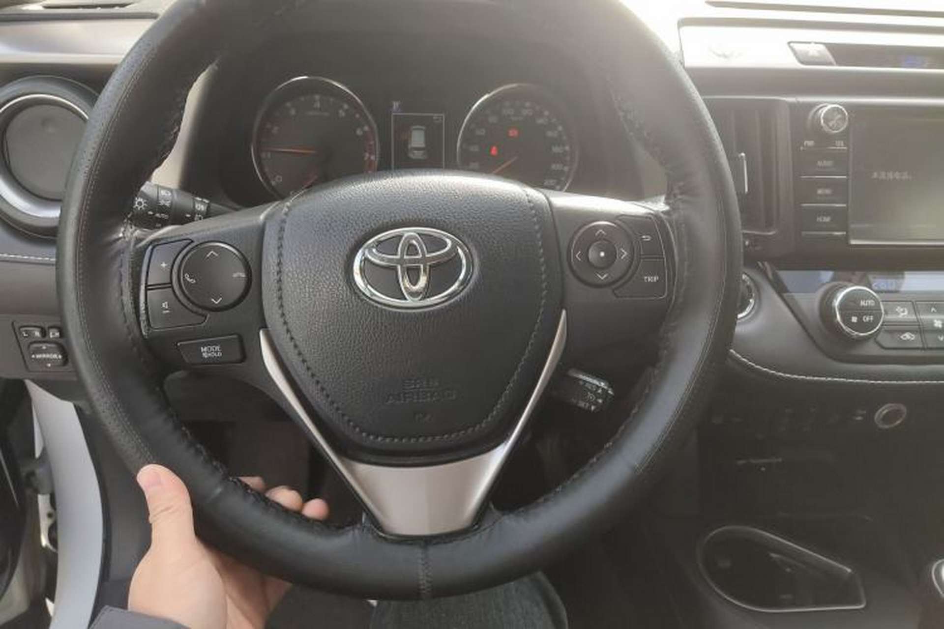 Used Toyota RAV4 2019 2.0L CVT Two-Wheel Drive ZhiShang Version China VI Standard Steering Wheel