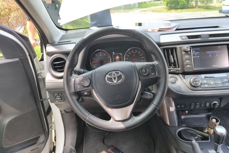 Used Toyota RAV4 2019 2.0L CVT Two-Wheel Drive ZhiShang Version China VI Standard Steering Wheel