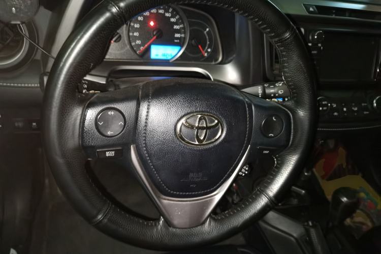 Used Toyota RAV4 2019 2.0L CVT Two-Wheel Drive Luxury Version China VI Standard Steering Wheel