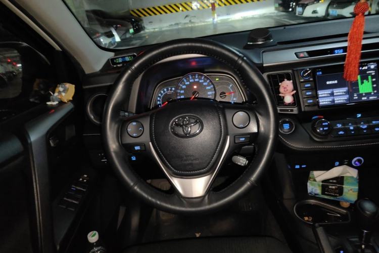 Used Toyota RAV4 2019 2.0L CVT Two-Wheel Drive Luxury Version China VI Standard Steering Wheel