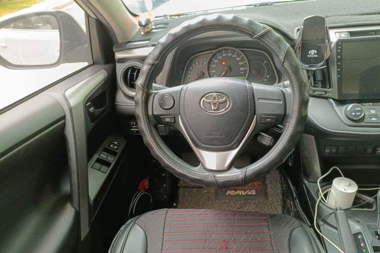 Used Toyota RAV4 2019 2.0L CVT Two-Wheel Drive Pioneer Edition China VI Standard Steering Wheel