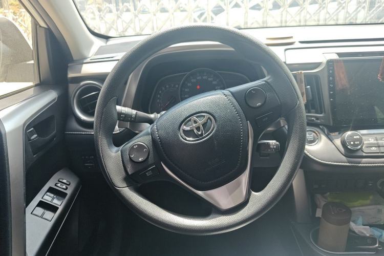 Used Toyota RAV4 2019 2.0L CVT Two-Wheel Drive Luxury Version China VI Standard Steering Wheel