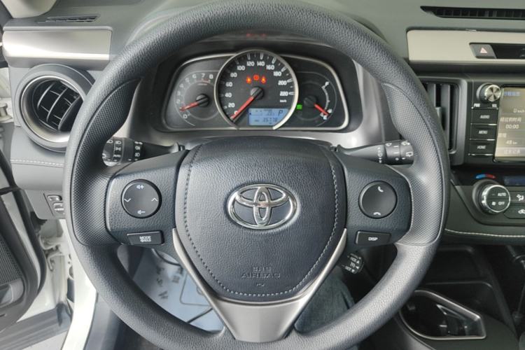 Used Toyota RAV4 2019 2.0L CVT Two-Wheel Drive Luxury Version China VI Standard Steering Wheel