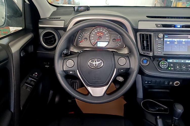 Used Toyota RAV4 2019 2.0L CVT Two-Wheel Drive Luxury Version China VI Standard Steering Wheel