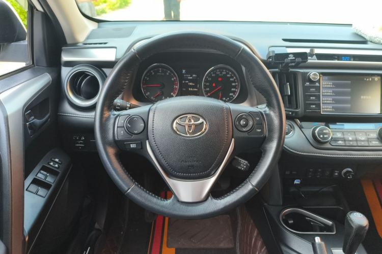Used Toyota RAV4 2019 2.0L CVT Two-Wheel Drive ZhiShang Version China VI Standard Steering Wheel