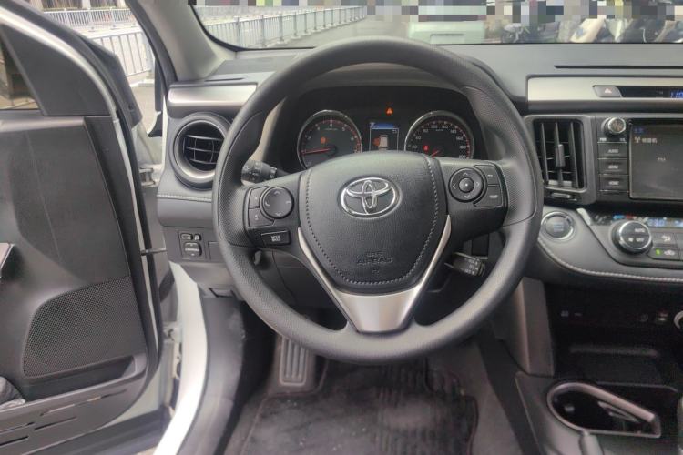 Used Toyota RAV4 2019 2.0L CVT Two-Wheel Drive Fashion X Limited Edition China VI Standard Steering Wheel