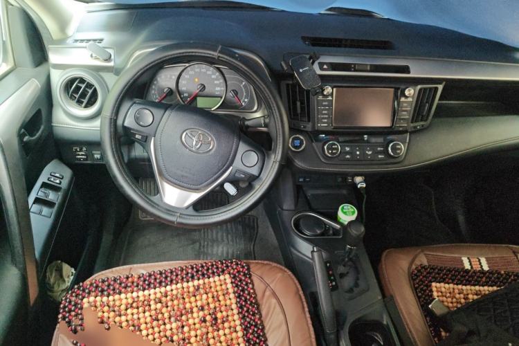 Used Toyota RAV4 2019 2.0L CVT Two-Wheel Drive Luxury Version China VI Standard Steering Wheel
