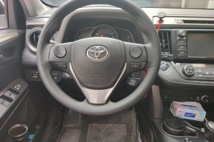 Used Toyota RAV4 2019 2.0L CVT Two-Wheel Drive Luxury Version China VI Standard Steering Wheel