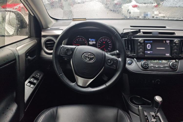 Used Toyota RAV4 2019 2.0L CVT Two-Wheel Drive ZhiShang Version China VI Standard Steering Wheel