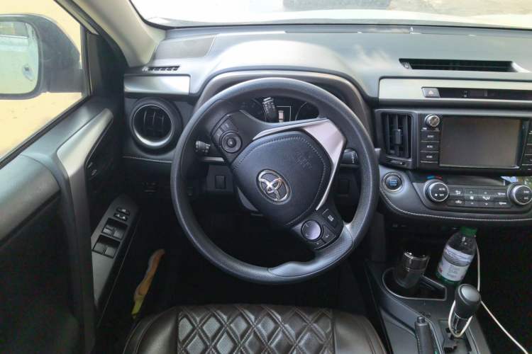 Used Toyota RAV4 2019 2.0L CVT Two-Wheel Drive Fashion X Limited Edition China VI Standard Steering Wheel