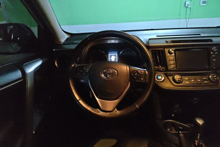 Used Toyota RAV4 2019 2.0L CVT Two-Wheel Drive ZhiShang Version China VI Standard Steering Wheel
